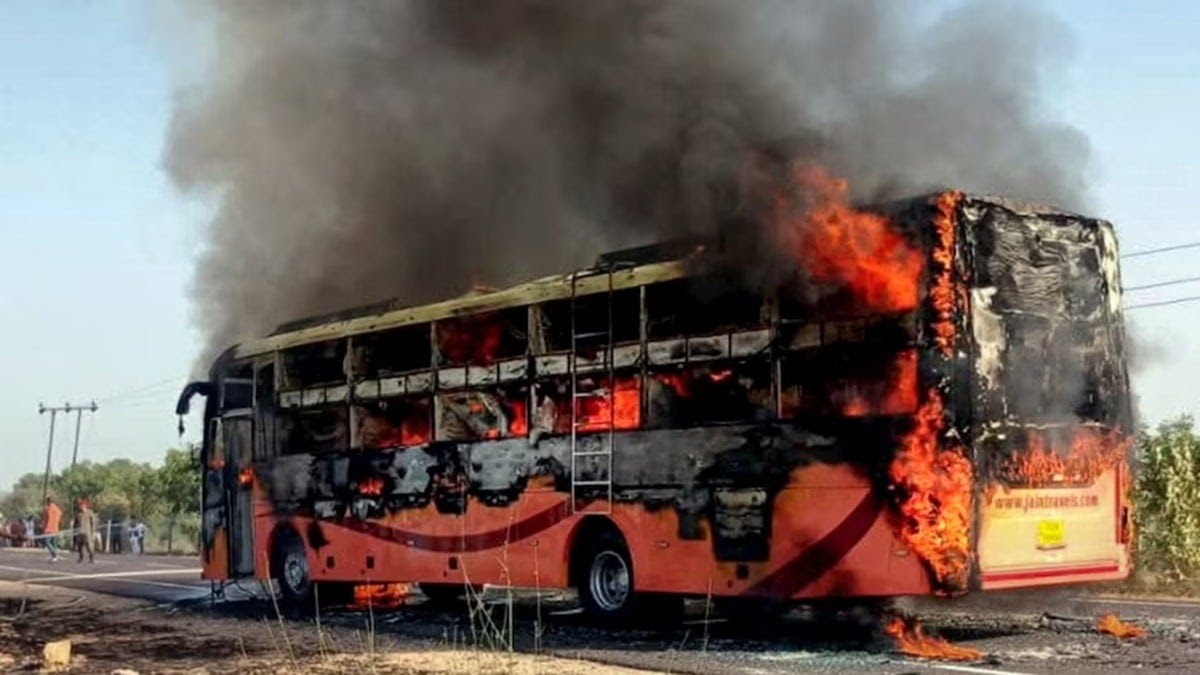 Jaisalmer Bus Accident : राजस्थान के जैसलमेर के वार म्यूजियम के पास बस में लगी आग में मौत का आंकड़ा हुआ 21 , शवो की पहचान होना मुश्किल शवो की पहचान DNA सैंपल से होगी , नागौर सांसद हनुमान बैनीवाल का राजस्थान बीजेपी सरकार पर असंवेदनशिल होने का आरोप