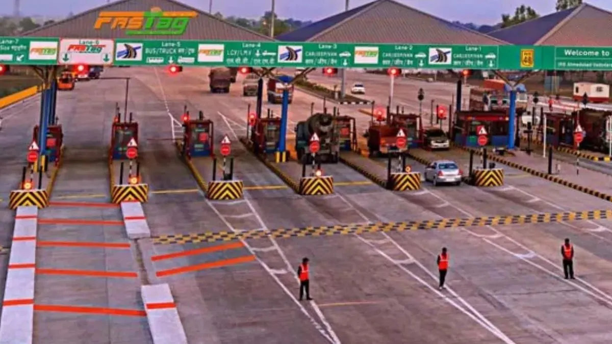 1100 रुपया मिला बोनस, गुस्से में कर्मचारियों ने खोल दिया टोल, आगरा-लखनऊ एक्सप्रेस-वे पर   2 घंटे में 5 हजार गाड़ियां निकल गईं फ्री में