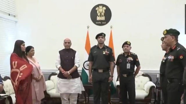 इंडियन आर्मी में नीरज चोपड़ा बने लेफ्टिनेंट कर्नल, राजनाथ सिंह और थल सेना प्रमुख ने प्रदान की मानद उपाधि