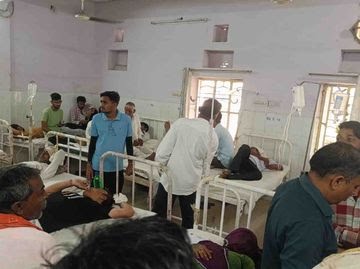 श्मशान घाट में मधुमक्खियों का लोगो पर हमला :अंतिम संस्कार में शामिल दर्जन से अधिक लोग घायल, लोगो को अस्पताल में भर्ती करवाया गया