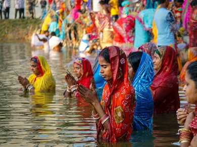 अमेरिका , ऑस्ट्रेलिया , दिल्ली , बिहार समेत पूरी दुनियाभर में छठ पूजा : सूर्य को संध्या अर्घ्य देने के साथ छठ माई की पूजा जारी