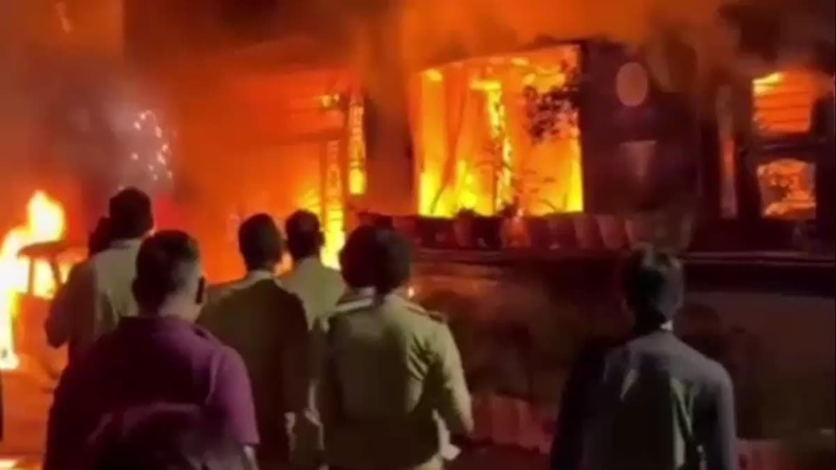 इंदौर: EV कार के चार्जिंग प्वाइंट में हुआ ब्लास्ट, पूरे घर में लग गई आग... 7 लोग जिंदा जले