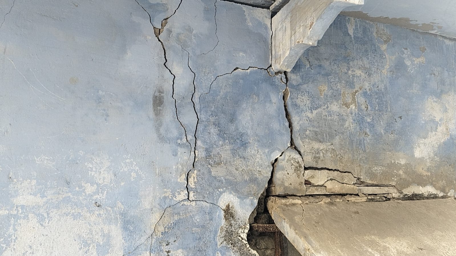 कस्बे के वार्ड नंबर 13 में मकानों में आई दरारें, लिकेज पाइपलाइन बनी बड़ी वजह — लोगों में दहशत, प्रशासन बेखबर