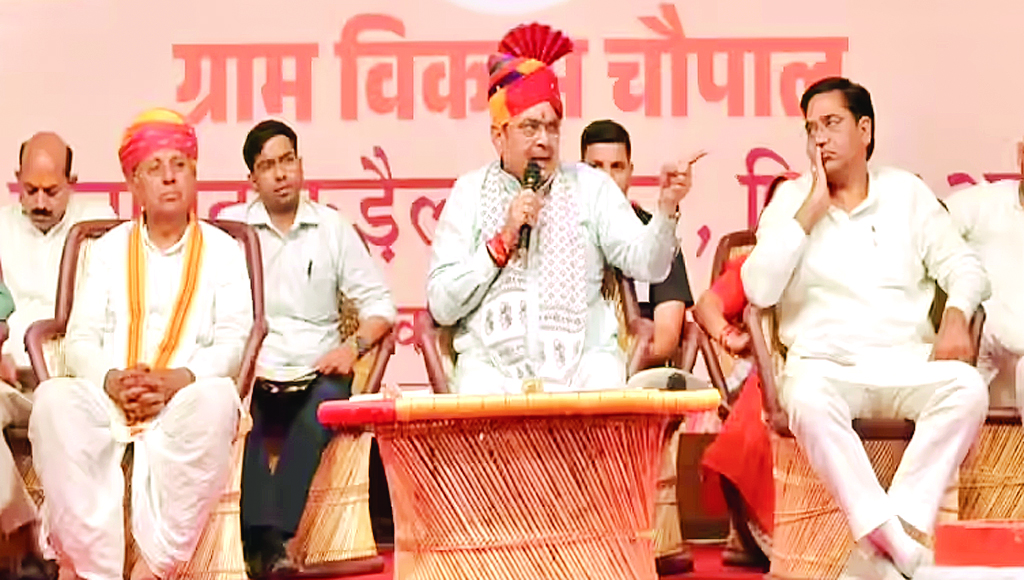 ग्राम विकास चौपाल बन रही ग्रामीण विकास का मंच: 5 जिलों में ग्रामीणों से हुए रूबरू, 4 गांवों में किया रात्रि विश्राम