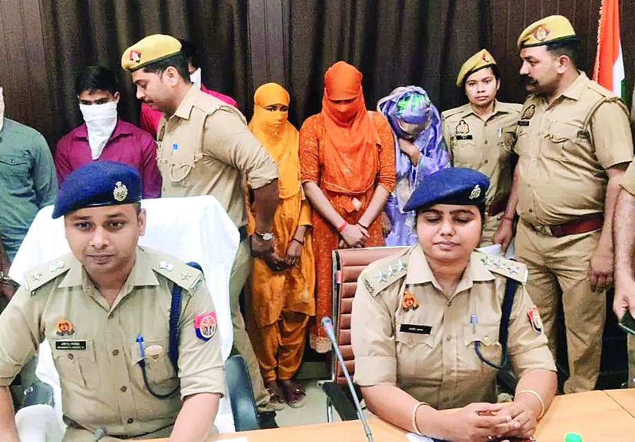 कुंवारे लडक़ों को सुंदर लड़कियों की फोटो भेजकर ऐंठते थे पैसे, पुलिस ने किया फर्जी कॉल सेंटर का भंड़ाफोड़