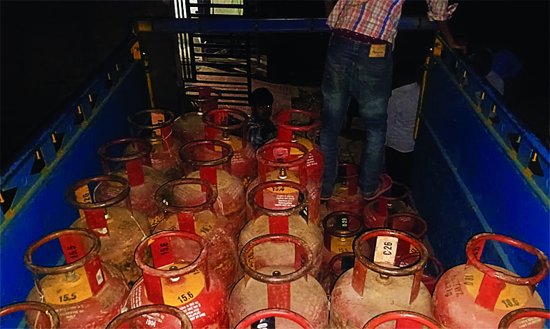 घरेलू एलपीजी के दुरुपयोग व कालाबाजारी पर जिला रसद अधिकारी का बड़ा एक्शन, 118 सिलेंडर सहित वाहन व उपकरण जब्त, 3 सतर्कता दलों की संयुक्त कार्रवाई