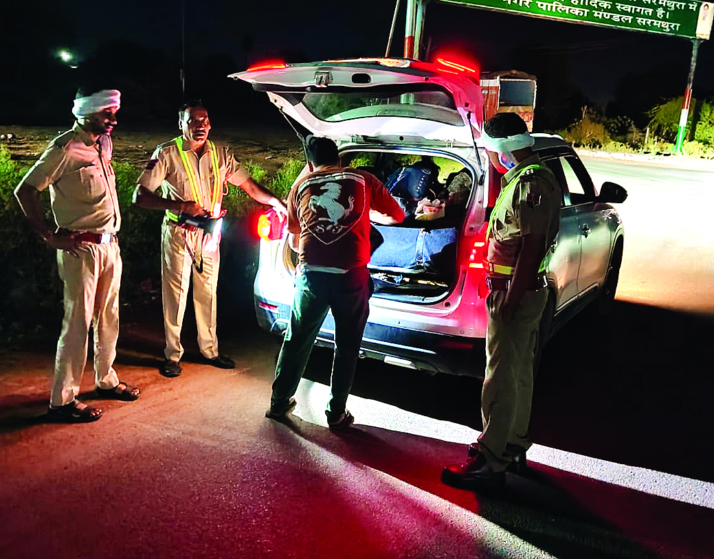 धौलपुर पुलिस ने ‘ए’ श्रेणी की नाकाबन्दी कर संदिग्ध वाहनों एवं व्यक्तियों की गहनता से की गई चैकिंग