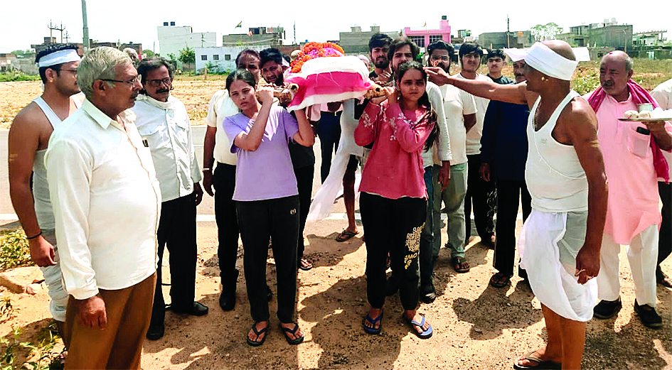 बेटियों ने निभाया बेटों का फर्ज, पिता को दी मुखाग्नि, मार्मिक दृश्य देख नम हुईं आंखें, समाज के लिए बनी मिसाल