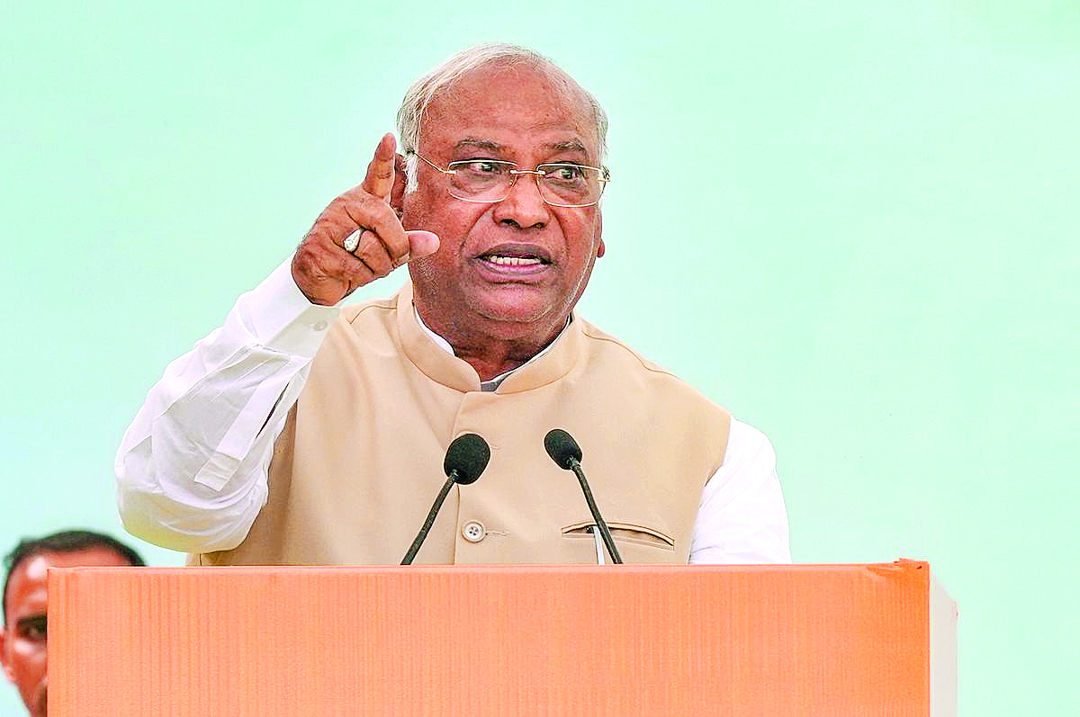 भाजपा-आरएसएस को जहरीला सांप कहने पर खडग़े के खिलाफ शिकायत, भाजपा ने चुनाव आयोग से एफआईआर की मांग की