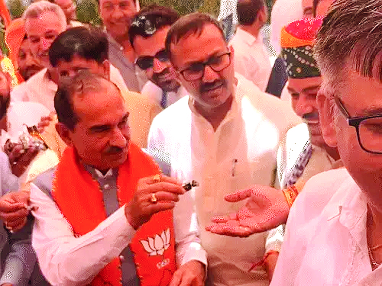 छाई मेलोडी, भाजपा ने बांटी टॉफी, कांग्रेस और भाजपा कार्यकर्ता आपस में उलझे