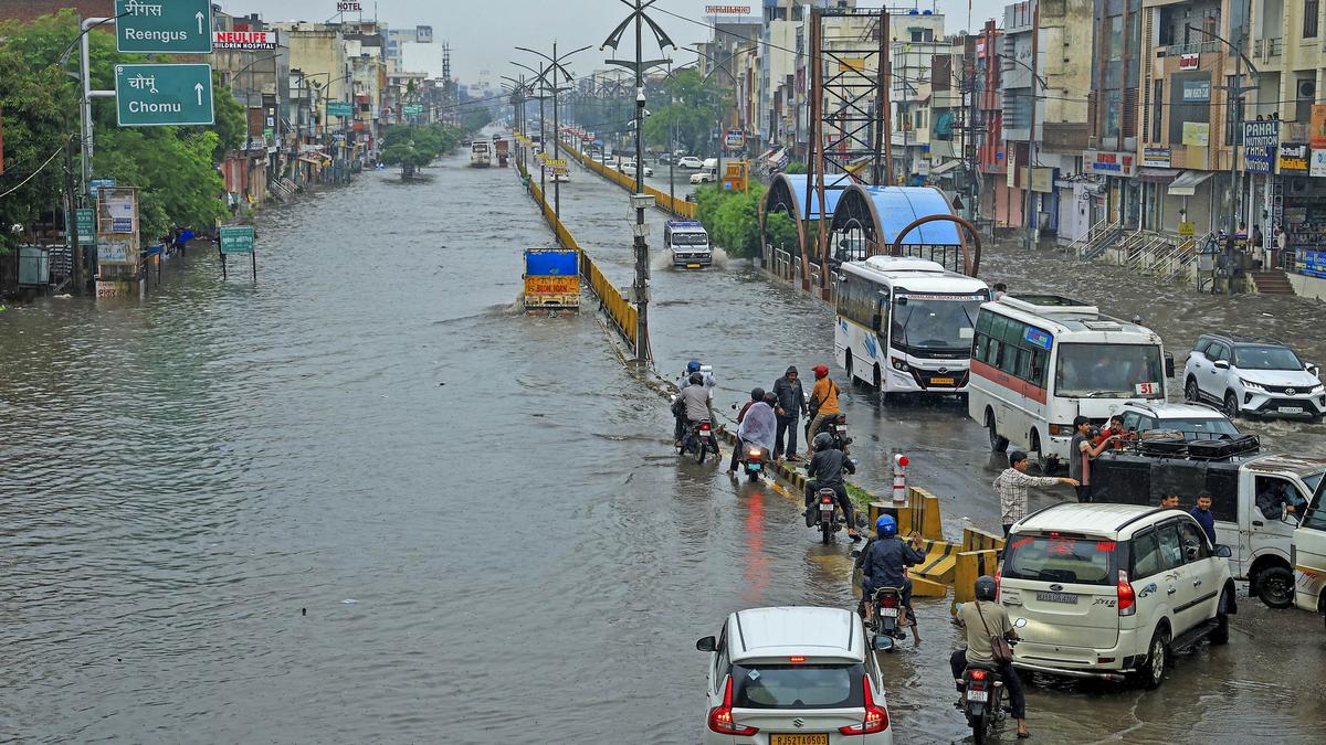 जमकर बरसे मेघ, गुलाबी नगरी पानी-पानी
