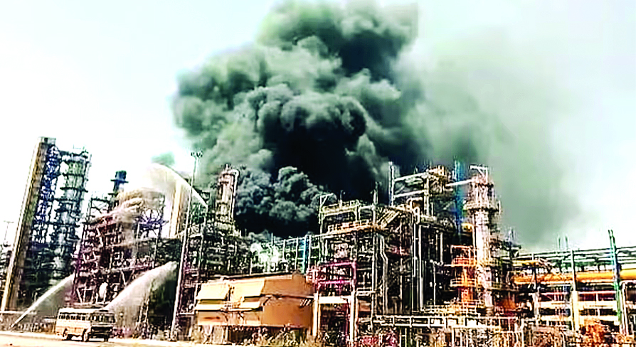 साजिश या हादसा: पचपदरा रिफाइनरी ही नहीं, पांच देशों की रिफाइनरियों में भी एक ही पेटर्न से लगी आग