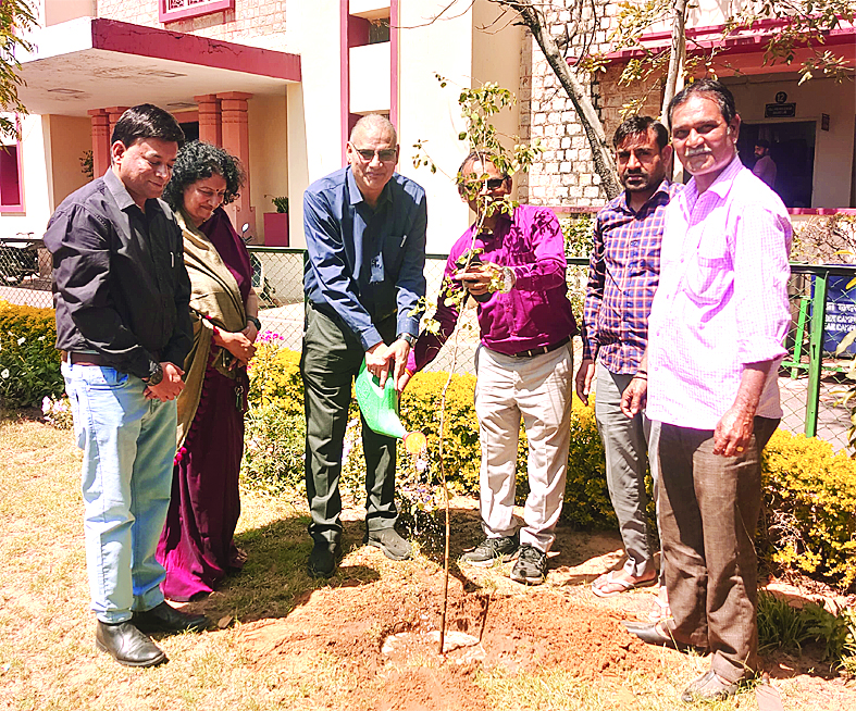 राजस्थान विश्वविद्यालय: प्राणी शास्त्र विभाग में वंदे मातरम के तहत वृक्षारोपण एवं संगोष्ठी आयोजित
