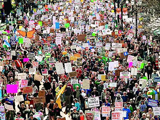 अमेरिका में ट्रंप के खिलाफ सडक़ पर उतरे लोग, रैली में करीब 80 लाख लोगों ने लिया भाग