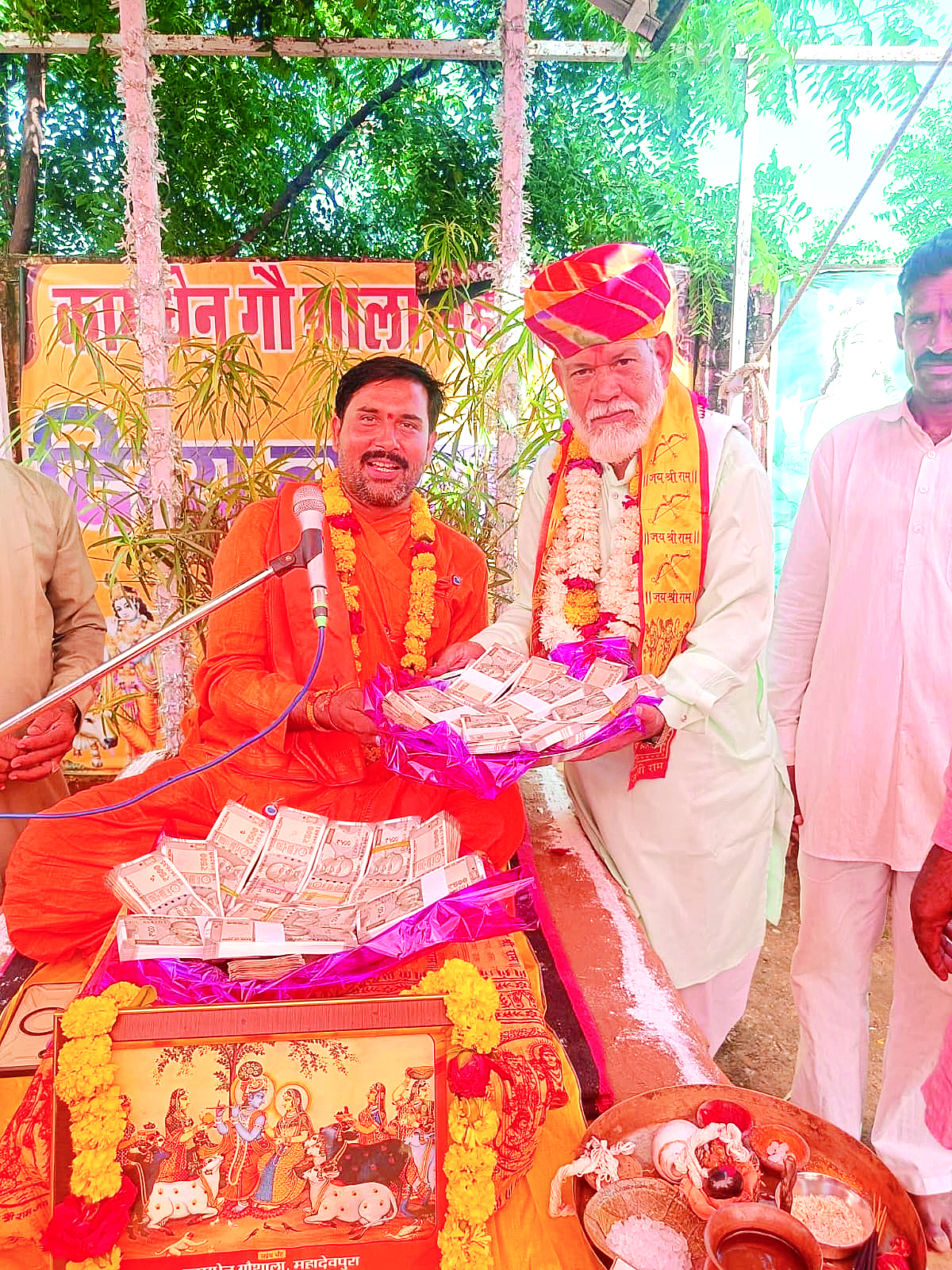 निजी खर्चे से कथा करने जाते है, कथा के पूरे चढ़ावे को गोमाता के लिए समर्पित कर रहे