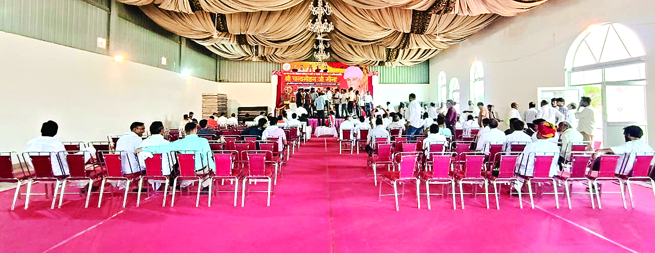 बीजेपी प्रत्याशी चन्द्रमोहन मीना के जन्मदिन पर बस्सी में खाली रही कुर्सियां