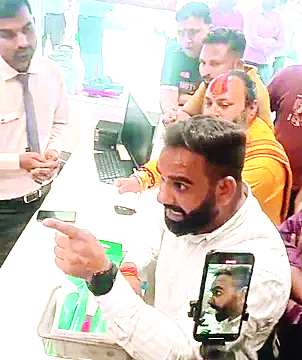 शोरूम में कर्मचारियों से उत्पीडऩ व भेदभाव हुआ, बजरंग दल ने मैनेजर के नेम टैक पर जिहादी लिखा