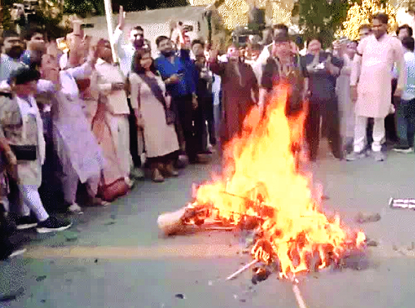 महिला आरक्षण विधेयक: देशभर में विरोध प्रदर्शन, दिल्ली में भाजपा महिला नेताओं ने राहुल गांधी के बंगले की तरफ किया कूंच