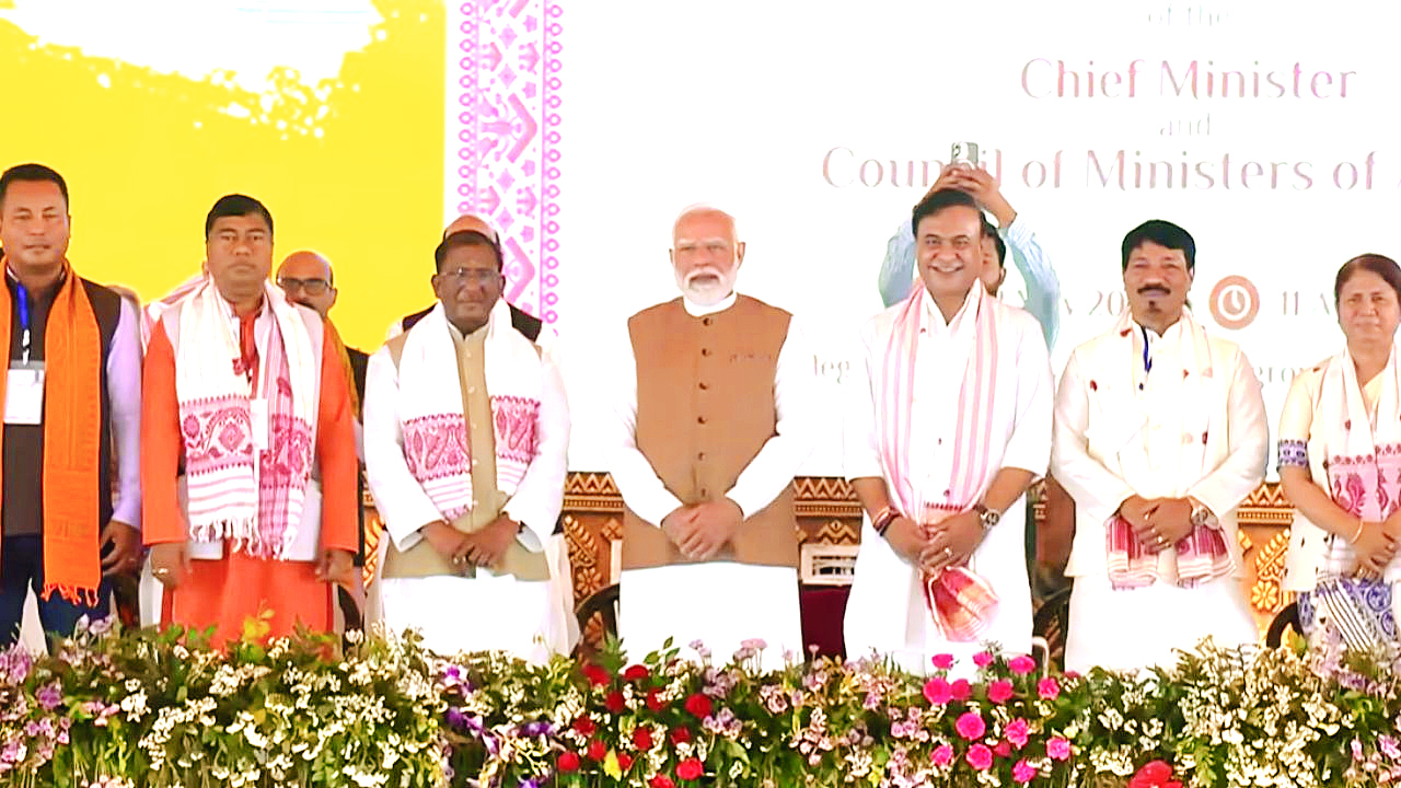 असम के दूसरी बार सीएम बने हिमंत बिस्वा, 4 विधायकों ने ली मंत्री पद की शपथ, प्रधानमंत्री नरेंद्र मोदी  भी मौजूद