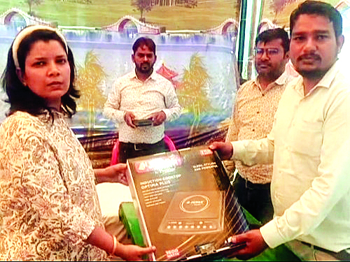 प्रधानमंत्री सूर्य घर योजना के 100 लाभार्थियों को निशुल्क  बांटे इंडेक्शन चूल्हे
