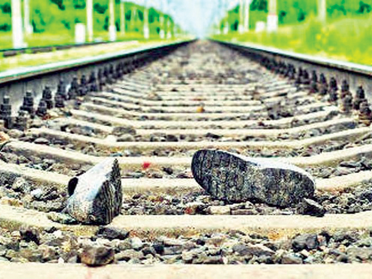 जयपुर में युवक ने बाइक खड़ी कर ट्रैन के आगे कूदा, पत्नी के अलग रहने से था परेशान, पत्नी, सास-ससुर पर एफआईआर दर्ज