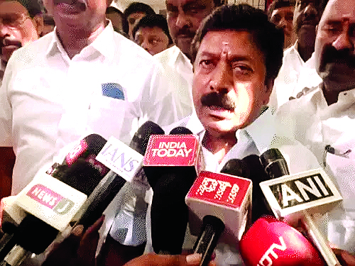 AIADMK में फूट: सीवी षणमुगम ने TVK को समर्थन देने का किया ऐलान