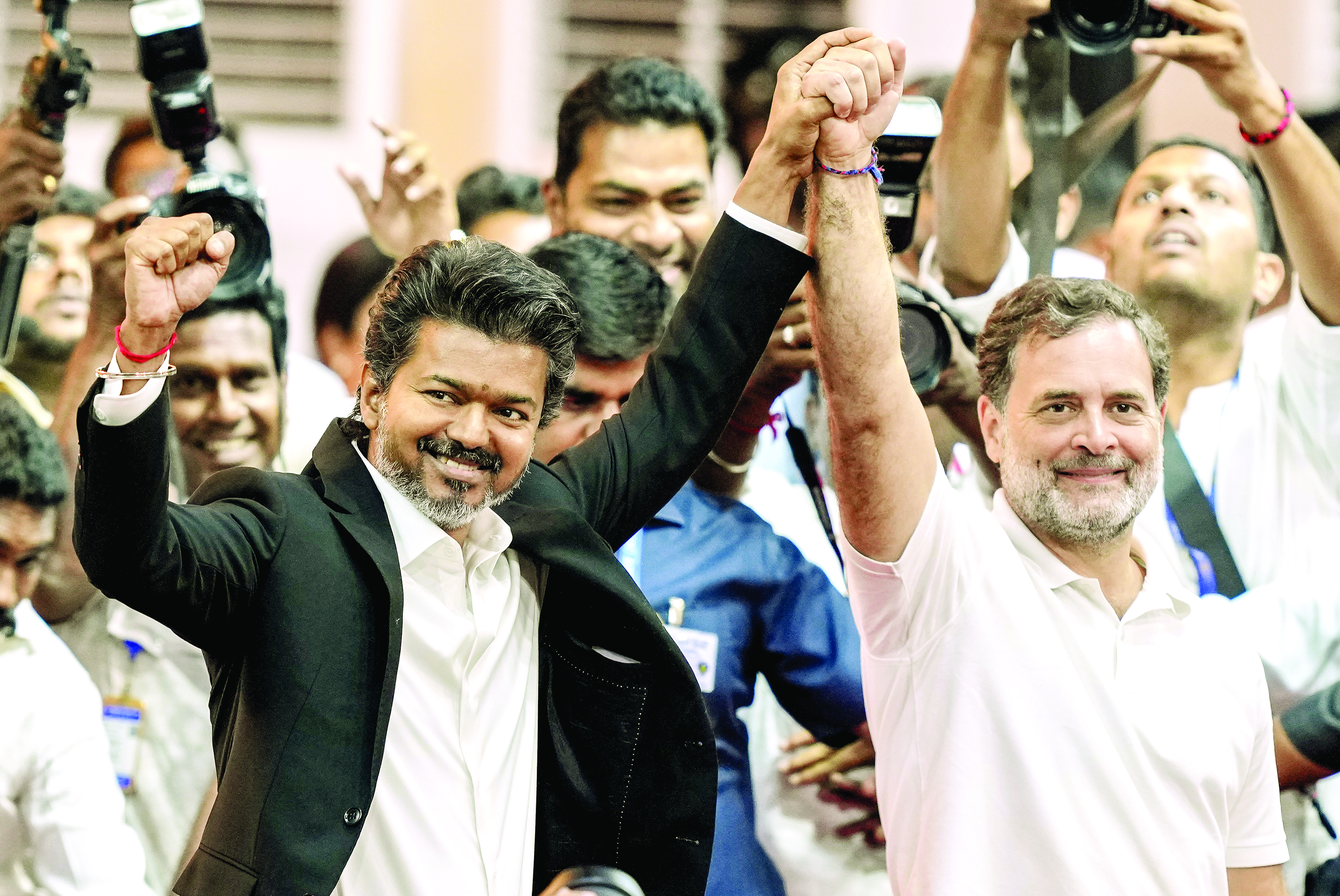 राहुल गांधी और विजय की तस्वीरों सहित स्टेडियम में मौजूद लोगों के उत्साह ने सभी का ध्यान अपनी ओर खींचा